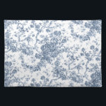 Elegante Vintage französische Stickereitoilette Stofftischset<br><div class="desc">Elegantes und verziertes Vintag-weiß-blaues Jouy-Muster mit exotischen Blume,  Weinreben und Blättern,  die mit Garland und Körben von Rose verwoben sind. Dieses Muster wurde um 1910 in der Smithsonian-Sammlung aus einem historischen französischen Textilfragment adaptiert. Muster sind hoch,  können aber nicht gekachelt werden.</div>