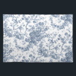 Elegante Vintage französische Stickereitoilette Stofftischset<br><div class="desc">Elegantes und verziertes Vintag-weiß-blaues Jouy-Muster mit exotischen Blume,  Weinreben und Blättern,  die mit Garland und Körben von Rose verwoben sind. Dieses Muster wurde um 1910 in der Smithsonian-Sammlung aus einem historischen französischen Textilfragment adaptiert. Muster sind hoch,  können aber nicht gekachelt werden.</div>
