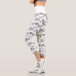 Elegante Vintage Gravierschwarze Rose und Ribbons Capri Leggings<br><div class="desc">Elegante und romantische schwarze,  gravierte Vintage Rose,  Blume,  Weinberge,  Blätter und Schmetterlinge mit Bändern und Bögen auf weißem Hintergrund verwoben. Waistband Farbe ist anpassbar.</div>