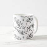 Elegante Vintage Gravierschwarze Rose und Ribbons Kaffeetasse<br><div class="desc">Elegante und romantische schwarze,  gravierte Vintage Rose,  Blume,  Weinberge,  Blätter und Schmetterlinge mit Bändern und Bögen auf weißem Hintergrund verwoben.</div>
