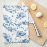 Elegante Vintage, gravierte blaue Rose und Ribbons Geschirrtuch<br><div class="desc">Elegant und romantisch blau eingeprägte Vintage Rose,  Blume,  Weinberge,  Blätter und Schmetterlinge mit Bändern und Bögen verwoben auf einem weißen Hintergrund.</div>