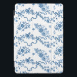 Elegante Vintage, gravierte blaue Rose und Ribbons iPad Pro Cover<br><div class="desc">Elegant und romantisch blau eingeprägte Vintage Rose,  Blume,  Weinberge,  Blätter und Schmetterlinge mit Bändern und Bögen verwoben auf einem weißen Hintergrund.</div>