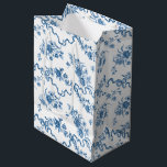 Elegante Vintage, gravierte blaue Rose und Ribbons Mittlere Geschenktüte<br><div class="desc">Elegant und romantisch blau eingeprägte Vintage Rose,  Blume,  Weinberge,  Blätter und Schmetterlinge mit Bändern und Bögen verwoben auf einem weißen Hintergrund.</div>