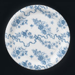 Elegante Vintage, gravierte blaue Rose und Ribbons Pappteller<br><div class="desc">Elegant und romantisch blau eingeprägte Vintage Rose,  Blume,  Weinberge,  Blätter und Schmetterlinge mit Bändern und Bögen verwoben auf einem weißen Hintergrund.</div>