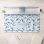 Elegante Vintage, gravierte blaue Rose und Ribbons Schreibtischunterlage<br><div class="desc">Elegant und romantisch blau eingeprägte Vintage Rose,  Blume,  Weinberge,  Blätter und Schmetterlinge mit Bändern und Bögen verwoben auf einem weißen Hintergrund.</div>