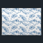 Elegante Vintage, gravierte blaue Rose und Ribbons Stofftischset<br><div class="desc">Elegant und romantisch blau eingeprägte Vintage Rose,  Blume,  Weinberge,  Blätter und Schmetterlinge mit Bändern und Bögen verwoben auf einem weißen Hintergrund.</div>