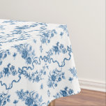 Elegante Vintage, gravierte blaue Rose und Ribbons Tischdecke<br><div class="desc">Elegant und romantisch blau eingeprägte Vintage Rose,  Blume,  Weinberge,  Blätter und Schmetterlinge mit Bändern und Bögen verwoben auf einem weißen Hintergrund.</div>