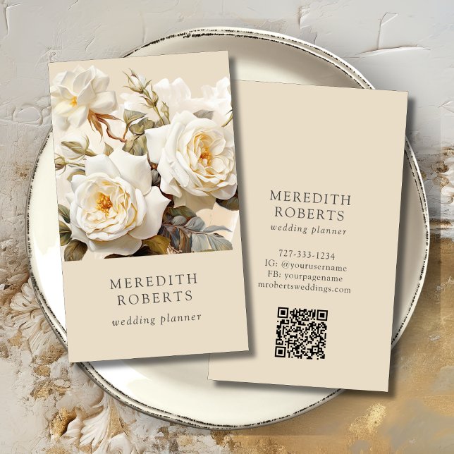 Elegante Vintage Rose Vertikal Visitenkarte (Elegant Vintage Roses QR Code Social Media Cream Vertical Business Card)