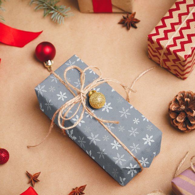 Elegante Vintage Schneeflocken Geschenkpapier (Elegant Vintage Grey and White Snowflakes Wrapping Paper)