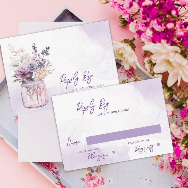 Elegante violette Blumen in Mason Jar Blumenzehen RSVP Karte (Elegant Purple Flowers In Mason Jar Floral Wedding RSVP Card)