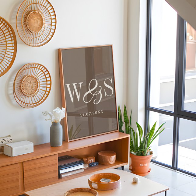 Elegante warme braune Paarinitialen Hochzeit Poster (Von Creator hochgeladen)