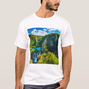 Elegante Wasserfallszene, Kroatien T-Shirt