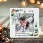 Elegante Watercolor Pine Couple First Christmas Keramikornament<br><div class="desc">Eleganter Pine Cone Grüne und Holly Berries Unser erstes Weihnachtslied Foto Ornament</div>