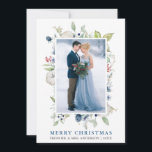 Elegante Watercolor Winter Blue Floral Neu verheir Feiertagskarte<br><div class="desc">Die elegante Watercolor Winter Greenery und Blue Floral Merry Christmas Wedding Foto Newlywed Holiday Card beinhaltet die Blätter aus botanischer Vegetation,  blaue Beeren,  Blumen,  Baumwolle und roten Beeren. Blauer und Silberer Text.</div>