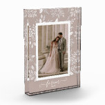 Elegante Wedding Botanicals Fotoblock<br><div class="desc">Dieses charmante Foto-Block mit seinem beliebten Foto ist umgeben von einem schönen Rahmen aus weißem Blattwerk, Punkten und Beeren auf einem taupe Hintergrund. Ändern Sie die Hintergrundfarbe, um Ihrem Foto zu entsprechen. ÄNDERN Sie den FOREVER-Text auf irgendetwas - TIPP: Legen Sie Ihren Text zwischen den beiden Quadraten, um den Text-Swashes...</div>