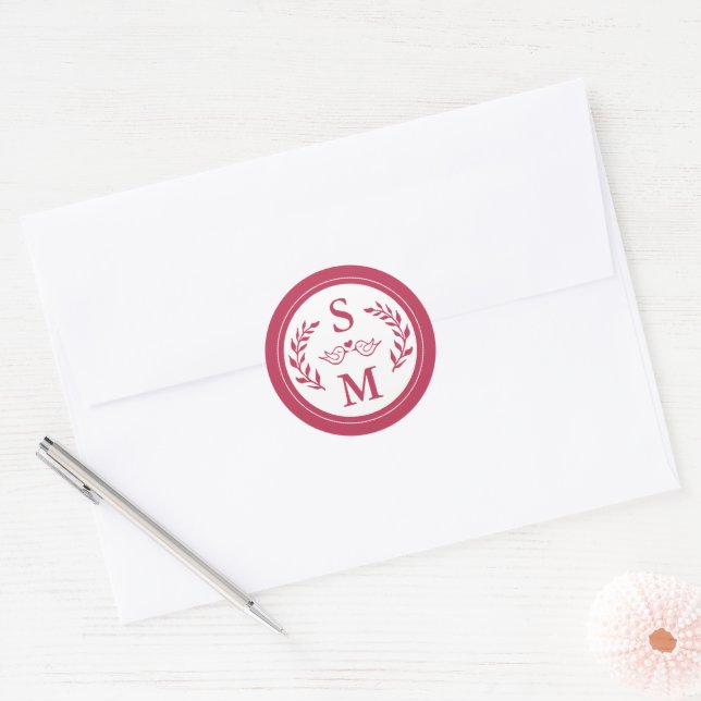 Elegante Wedding Modern Monogram Magneta Red Favor Runder Aufkleber (Umschlag)