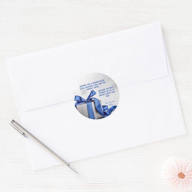 Elegante Weihnachts-Geschenkboxen mit einem blauen Runder Aufkleber (Umschlag)