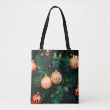 Elegante Weihnachtsdekoration auf Evergreen-Traget