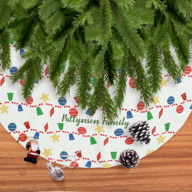 Elegante Weihnachtsschmuck & Rote Garage Polyester Weihnachtsbaumdecke (Custom retro Christmas tree skirt with Christmas ornaments and garland with your name)