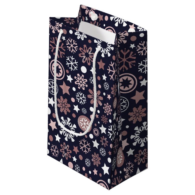 Elegante Weihnachtsschneeflocken in Rose Kleine Geschenktüte (Vorderseite Schrägansicht)