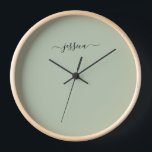 Elegante Weise Grünen Skriptname große Uhr<br><div class="desc">Moderne Uhr mit einem schlauen grünen Hintergrund und einem handgeschriebenen schwarzen,  gürtlichen Schriftnamen. Personalisieren mit Ihrem Namen</div>