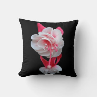 Elegante weiße Blume Kissen mit roten Akzenten