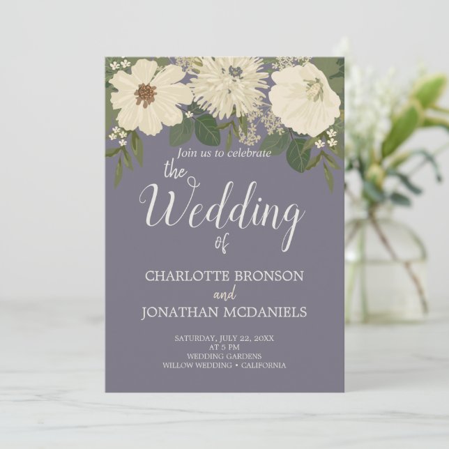 Elegante weiße Blume Lila Gray Wedding Einladung (Stehend Vorderseite)