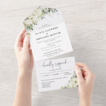 Elegante weiße Blumen auf einer Hochzeitseinladung