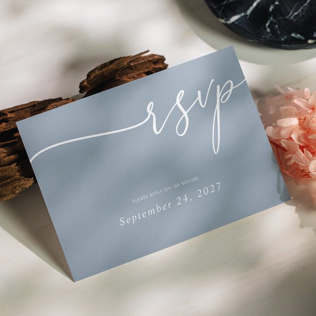 Elegante weiße Kalligraphie auf Dusty Blue Wedding RSVP Karte (Elegant White Calligraphy on Dusty Blue Wedding RSVP Card Customizable)