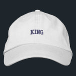 Elegante weiße Kappe mit einem benutzerdefinierten<br><div class="desc">Diese aus weicher Baumwolle gefertigte,  einstellbare Kappe zeigt den "King"-Text in fett gemusterter Stickerei. Das leichte Design sorgt für Komfort beim täglichen Tragekomfort und ergänzt Ihren Stil.</div>