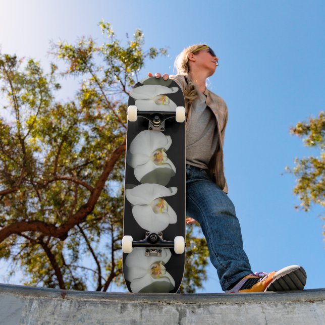 Elegante weiße orchid tropische weiße Blume Skateboard (Außenbereich 1)