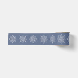 Elegante weiße Schneeflocken auf blau Ripsband