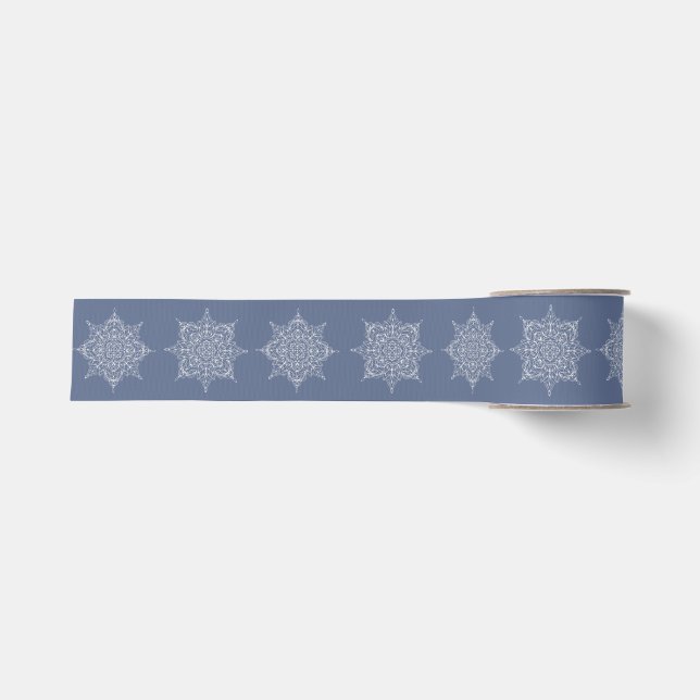 Elegante weiße Schneeflocken auf blau Ripsband (Vorderseite)