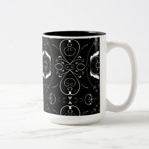 Elegante weiße Schnörkel und Verzierung auf Schwar Zweifarbige Tasse