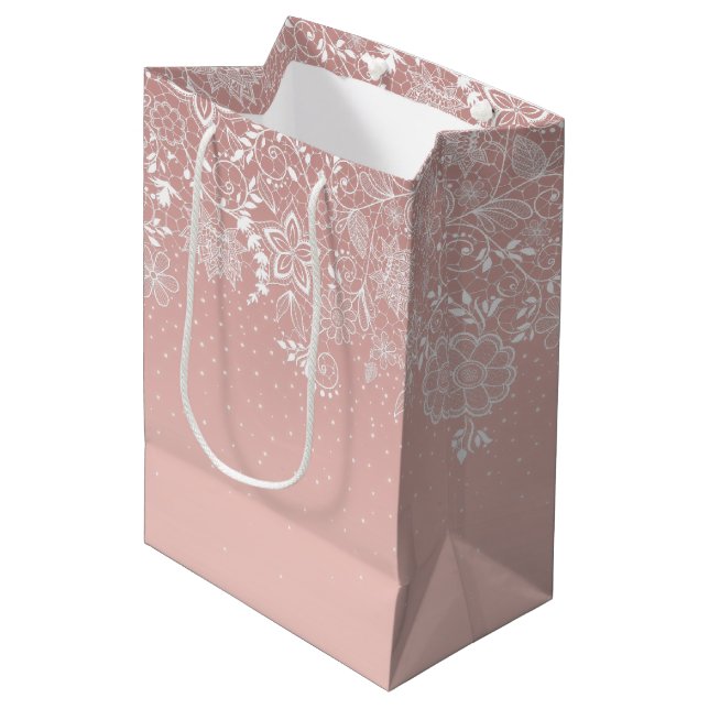 Elegante weiße Spitze mit Blumen und Mittlere Geschenktüte (Vorderseite Schrägansicht)