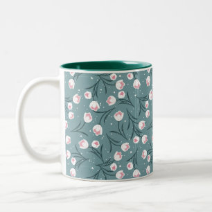 Elegante weiße Tulips auf pastellgrünem Muster Zweifarbige Tasse