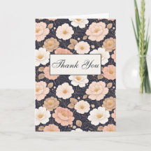 Elegante weiße und gedämpfte rosa Blumen auf Dunke