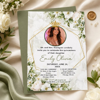 Elegante weiße und salbeigrüne florale Quinceañera Einladung
