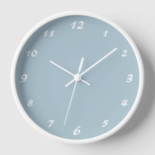 Elegante weiße Zahlen Classic Pastel Blue Uhr