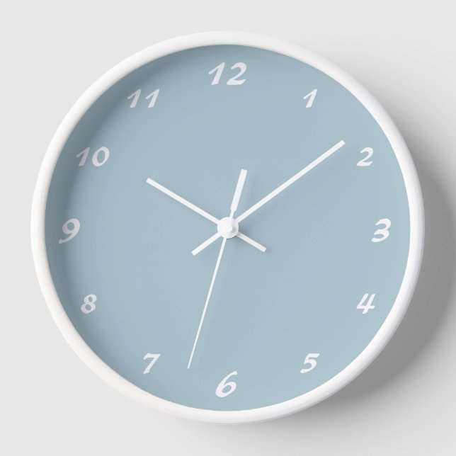 Elegante weiße Zahlen | Classic Pastel Blue Uhr (Vorderseite)