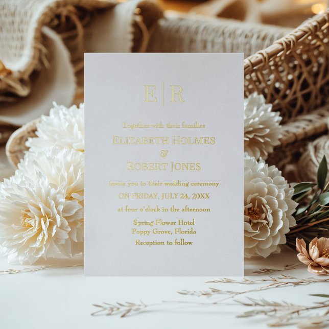Elegante White and Gold Monogram Wedding Folieneinladung (Elegant White and Gold Monogram Wedding Foil Invitation on a table with boho decoration and flowers)