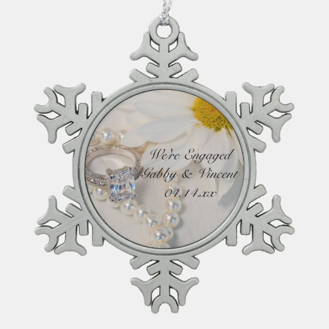 Elegante White Daisy Verlobung Schneeflocken Zinn-Ornament (Vorderseite)