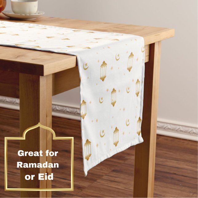 Elegante White Gold Lanterns Moon Islamisches Eid Kurzer Tischläufer (An elegant, modern white + gold table runner, with lantern, stars + moon motif. )
