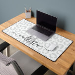 Elegante White Gray Leopard Cheetah Animal Print Schreibtischunterlage<br><div class="desc">Dieses elegante Chic-Muster ist perfekt für die trendige und stilvolle Mode. Es zeichnet sich durch ein handgezeichnet,  weißes und graues Leopardenmuster aus. Es ist modern,  einfach und niedlich. Passen Sie dieses Design mit Ihrem personalisierten Monogramm Familiennamen und/oder Initialnamen an.</div>