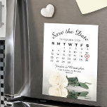 Elegante White Rose Save the Date Calendar Magnet<br><div class="desc">Diese wunderschönen magnetischen Save the Date Kalenderkarten sind eine wunderbare Möglichkeit, Ihre Familie und Freunde über Ihre kommende Hochzeit lassen. Die Einrichtung besteht aus einem Foto aus einem Elfenbein, einer weißen oder cremefarbenen Rose, die sich auf der Seite befindet und in einem Wasserbecken mit Wellen und Wellen reflektiert. Der Kalender...</div>