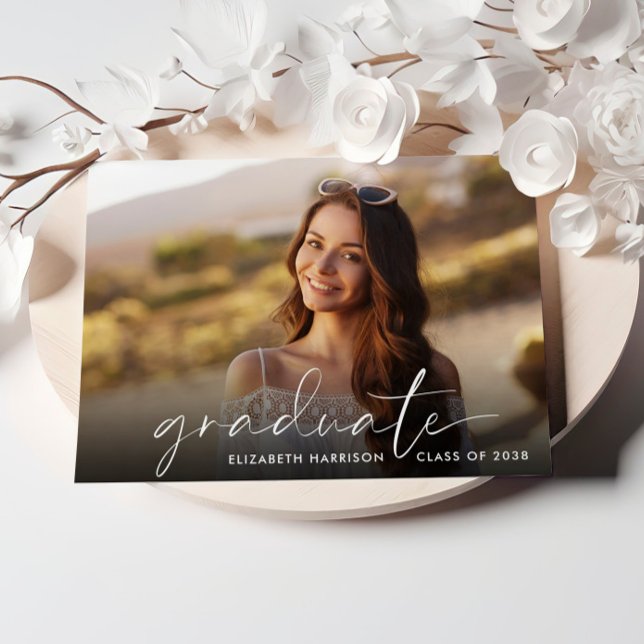 Elegante White Script Foto Graduation Party Einladung (Cherish the milestone: share your graduate's achievement with a custom photo graduation invitation)
