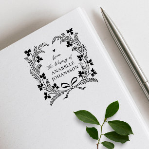 Elegante Wildblumen, die aus dem Bibliothekbuch bl Gummistempel