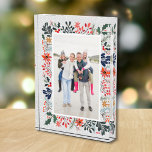Elegante Winter Blume Snow Family Fotoblock<br><div class="desc">Das Acrylic Foto Block besticht durch sein beliebtes Foto inmitten schneebedeckter Blume - Poinsettias,  Beeren und Blätter - auf JEDEM FARBHINTERGRUND (wir zeigen hellgrau). Ändern Sie das JAHR (unten rechts) oder es kann gelöscht werden. PASSENDE Artikel in unserem Geschäft.</div>