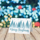 Elegante Winter Trees Custom Blue Frohe Weihnachte Feiertagskarte<br><div class="desc">Eine elegante Reihe von Wintertannenbäumen und Schneeflocken über Ihrem personalisierten Frohen Weihnachtsskript und Ihrem Familiennamen in hübschem Blau unter dem schneebedeckten Wald. Eine moderne Urlaubskarte mit Ihrer persönlichen Nachricht.</div>