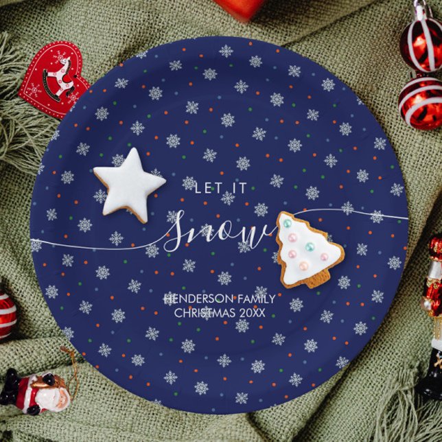 Elegante Winterschneeflocken Pappteller (Let it snow custom blue Christmas plate with snowflakes and personalized text.)